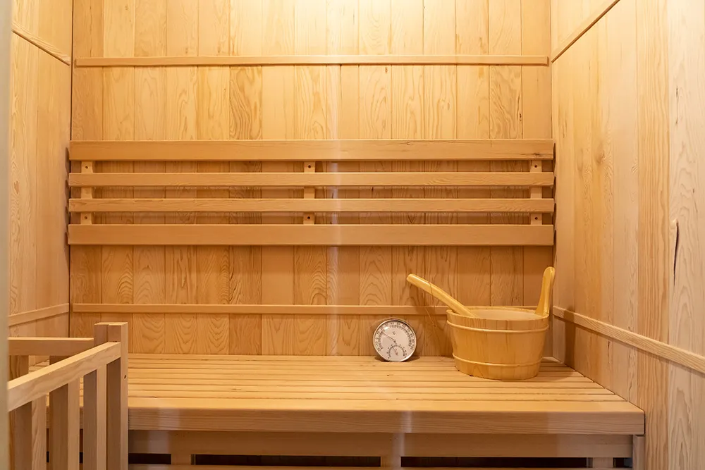 Luxe, op maat gemaakte, traditionele droge en natte stoomsauna voor 2 personen.