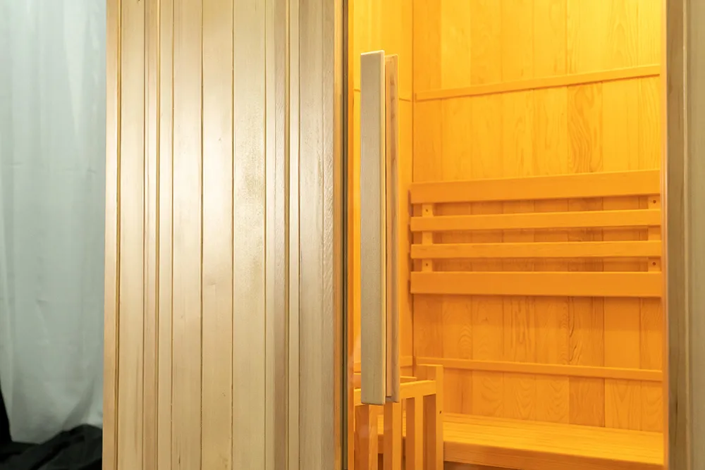 Luxe, op maat gemaakte, traditionele droge en natte stoomsauna voor 2 personen.