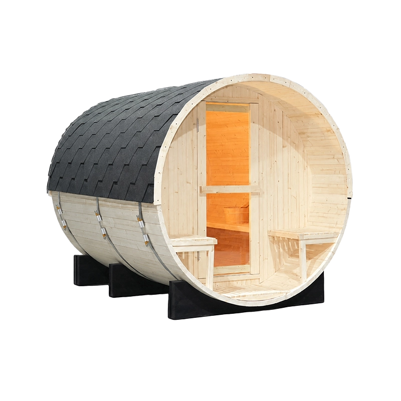 Sauna na dřevo se vytápí venku 